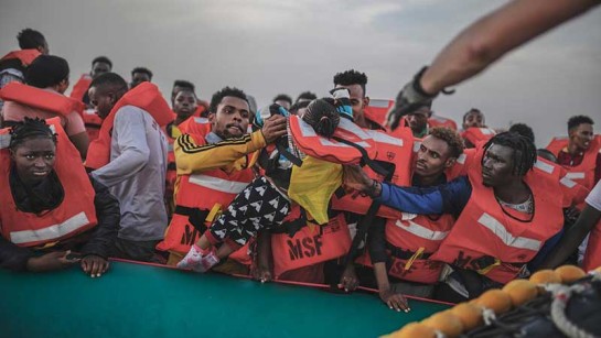 Ett räddningsfartyg evakuerar människor från en gummibåt i den libyska sök- och räddningszonen i Medelhavet den 23 oktober.