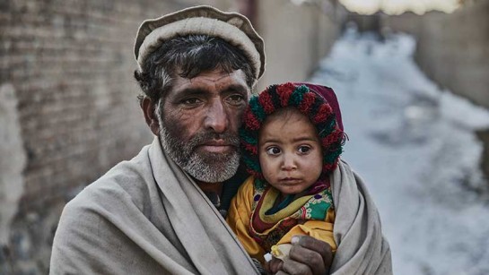 Rehman Gul*, 40 år, med sin tvååriga dotter Nazia*, nära deras hem i utkanten av Kabul. Familjen flydde från sitt hem i Jalalabad för 10 år sedan på grund av våld. Nu har vintern slagit till och Nazia* har haft feber den senaste veckan.