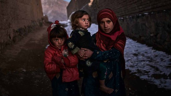 Flickor på flykt står utanför sitt tillfälliga hem i Kabul, Afghanistan