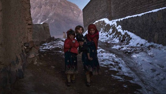 Flickor på flykt i Afghanistans huvudstad Kabul.