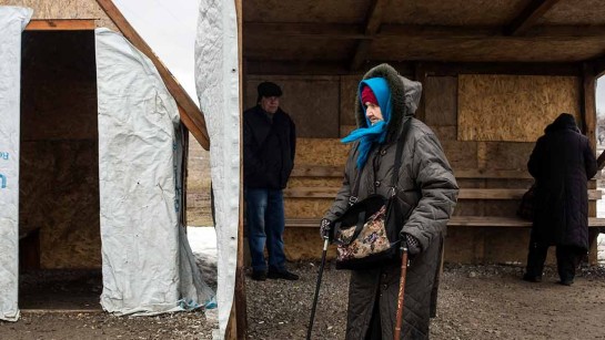 Människor reser mellan den konfliktdrabbade gränszonen för att handla mat och hälsa på släkt. Området är minerat och det tar lång tid att passera gränsstationen i Donetsk.