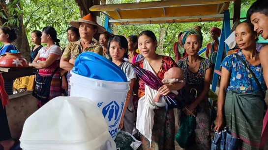Människor på flykt från våld i Myanmar får nödhjälp.