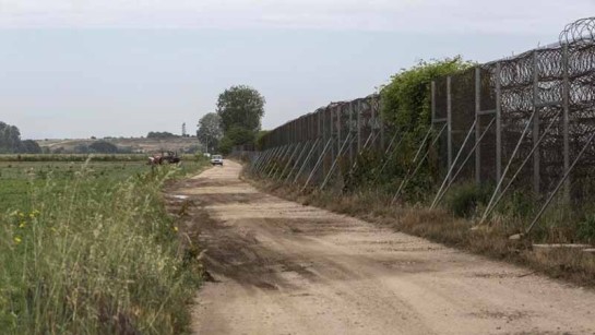 Ett taggtrådsstängsel är gränsen mellan Grekland och Turkiet.
