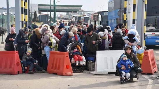 Flyende människor från Ukraina köar vid gränsövergången Medyka till Polen.