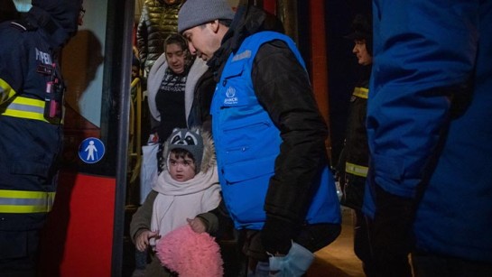 En familj på flykt från Ukraina kommer fram till Rumänien.