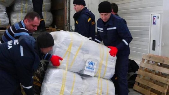 Nödhjälp från UNHCR kommer fram till belägrade staden Mariupol.
