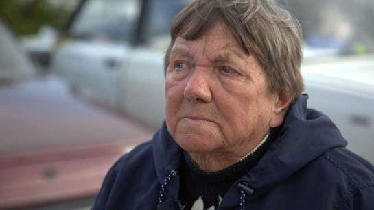 En äldre kvinna från Kharkiv är på flykt från kriget i Ukraina.