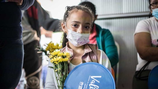 En flicka från kvarteret La Cruz är med i en gemensam arbetsdag som är organiserad av UNHCR.