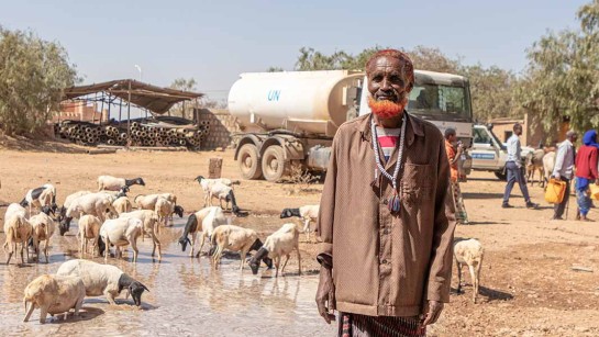UNHCR leverar vatten till torkan i Etiopien. Både djur och människor får hjälp!
