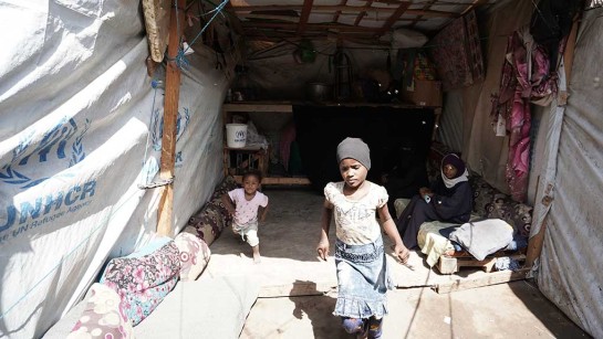 isha är änka som lever i extrem fattigdom med sina barn - i ett tält. Nu står de inför hunger och undernäring, precis som tusentals andra familjer på flykt i Jemen.