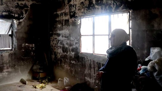 Aisha i Syrien har reparerat sitt hem med tegelstenar och nylonskivor för att blockera fönstren från kyla och vind. 