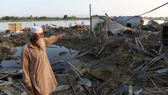 En flykting från Afghanistan har förlorat sitt hem i vattenmassorna.