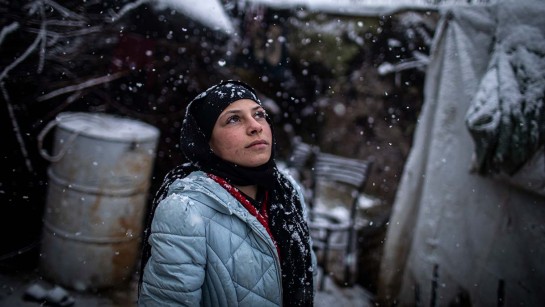Siba Issa El Ali är tio år och flykting från Syrien. Hon bor i ett tältläger i Bekadalen i Libanon. Hon drömmer om att bli advokat, och ägnar dagar och nätter åt att få bort vatten från tältet.