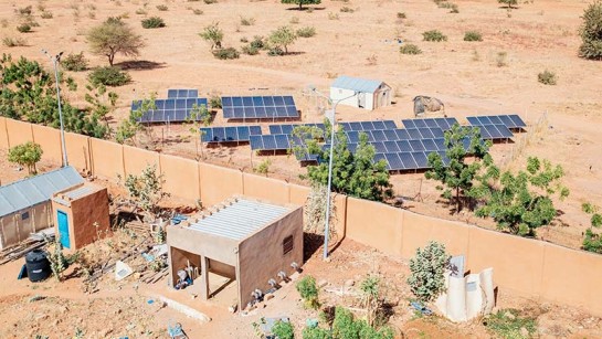 Solpaneler ger förnybar energi i avlägsna flyktingläger. De hjälper människor att överleva vardagen.