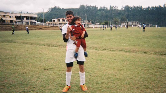 Johannas pappa och bror är tokiga i fotboll i Quito, Ecuador.