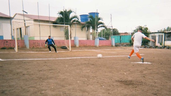 Leimer Contreras tränar ett lokalt fotbollslag. Han är före detta fotbollspelare från Colombia som flyttade till Venezuela 2006.