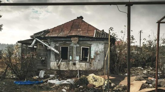 UNHCR delar ut nödhjäp som presenningar, solcellsdrivna lampor och vattendunkar till 400 krigsdrabbade människor i Donetsk, 15 december 2022. Hittills i år har UNHCR nått 1,5 miljoner människor med förnödenheter och byggmaterial.