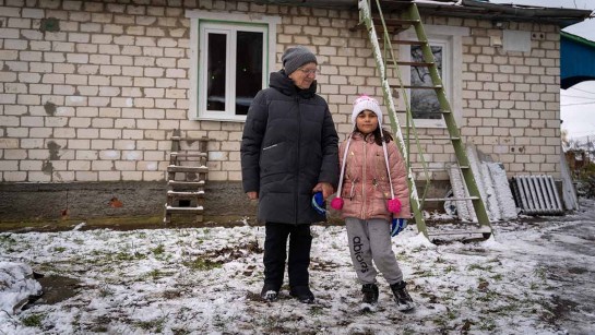 Tamara och hennes barnbarn Milania, 6 år, kommer från Tjernihiv i norra Ukraina.