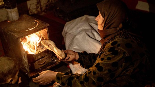 Dalal är flykting från Syrien. Hon har inget annat än sin sko att lägga i kaminen för värmer tältet i Bekaadalan i Libanon. Vintern har varit tuff. Människor kämpar för att överleva kylan. 
