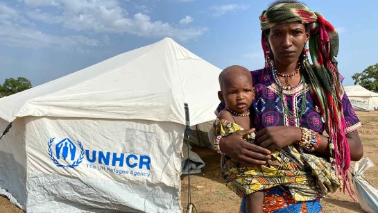 UNHCR är på plats med tält och nödhjälp till människor som tvingas fly undan strider i Sudan.