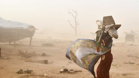Flyktingar från Sudan söker skydd i Amdafock, CAR, mitt i en sandstorm.
