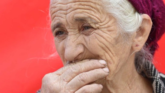 En kvinna på flykt från strider i Karabach.