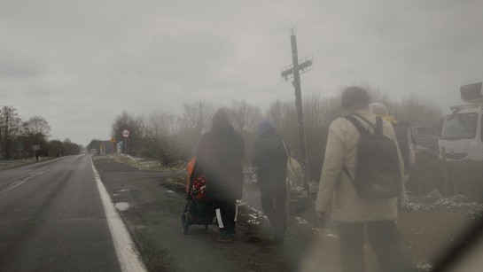 Flyktingar på väg till en uppsamlingsplats i Korczow, nära gränsen till Ukraina.