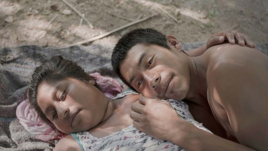 Maria och Fernando från Honduras vilar under ett träd efter en lång dags vandring. Fotoutställningen Love always.