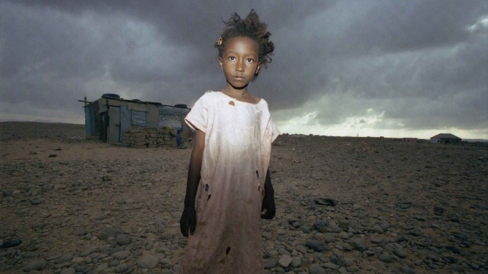 En ensam flicka på flykt i Somalia.