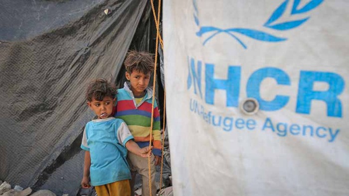 Två bröder bor med sin mamma och pappa i ett tältläger utanför huvudstaden Sanaa i Jemen. Efter fem år av konflikter och bombangrepp pågår världens största mänskliga kris i landet. Nu hotas de av ny osyling fiende - coronavisuet.