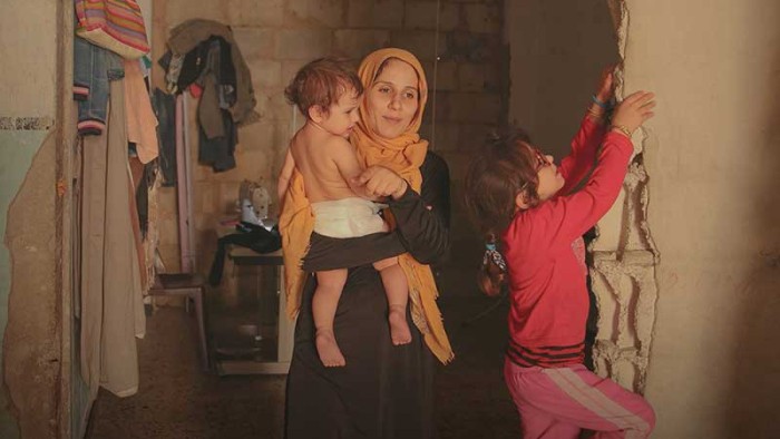 En mamma och hennes barn lever på flykt i Libanon.