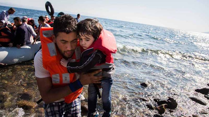 En syrisk pojke har tagit den farliga resan i gummibåt från Turkiet de grekiska öarna.