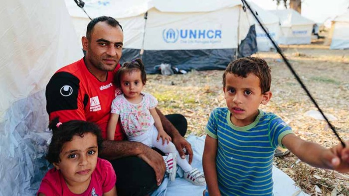 Mohammed Sadik Jalani är flykting från Syrien. Han sitter han med sina tre barn utanför ett av tälten som ska ge tillfälligt hem för människor drabbade av branden i Moria-lägret på Lesbos.