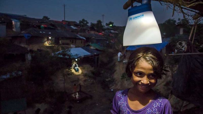 ”Jag tycker om lampan, den hjälper mig att studera och laga mat”, berättar 8-åriga Umme Habiba under en solcellslampa i världens största flyktingläger Kutupalong i Bangladesh.