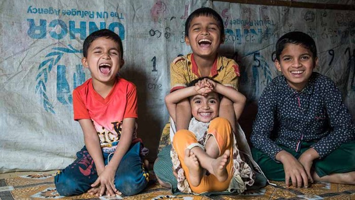 Amirul Mumeens barn leker och skrattar i familjens tält i Nayapara-lägret, Bangladesh. Läget för Rohingyafolket från Myanmar är en av de största kriserna i vår tid.
