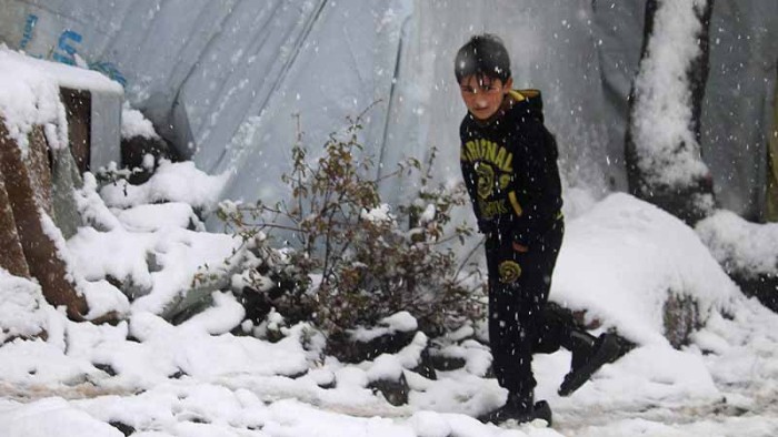 En pojke på flykt i Syrien är ute och går i alldeles för stora skor mitt i en snöstorm.