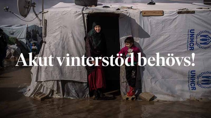 Läget är otroligt utsatt för syriska flyktingar i Libanon. Varje dag är en kamp för överlevnad. Din värmande gåva kan betyda allt för en familj på flykt och kan räcka till: 	•	Vinterhjälp för en hel syrisk flyktingfamilj i en månad i Libanon för 450 kr.  	•	Värmekamin för 613 kr.  	•	Vinterhjälp en hel vinter (fem månader) för en familj för 2250 kr.    Nuria och hennes dotter Ajar, syriska flyktingar från Deir ez-Zor, står utanför sitt översvämmade hem i tältlägret Dalhamiya, Libanon.