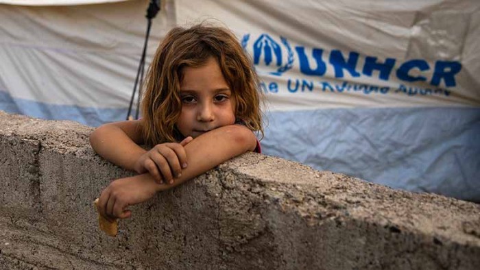 En liten flicka på flykt från Syrien skyddas av UNHCR i Irak.