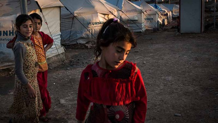 Flickor bor i ett flyktingläger i Irak.