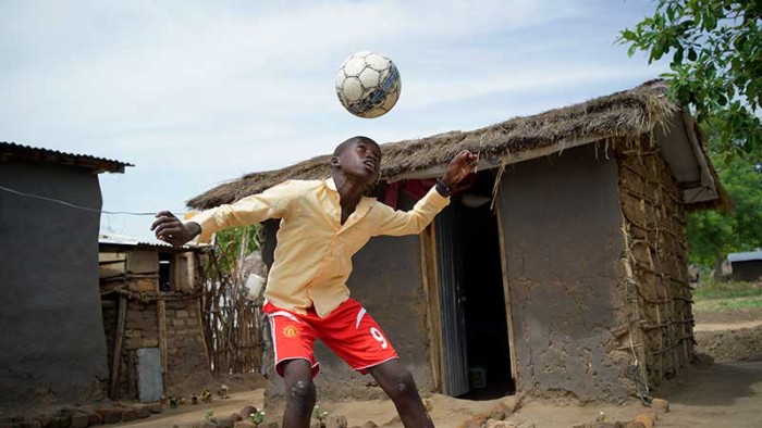 Patrick Amba är 14 år. Han bor i ett flyktingläger och drömmer om att bli fotbollsproffs. Du kan hjälp honom att uppfylla sina drömmar.