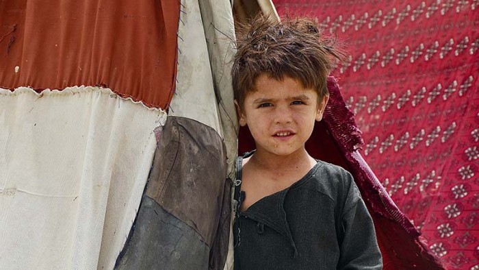6-åriga Zarifs pappa dödades i strider. Här står han utanför sin farmor Hertis provisoriska tält i norra Afghanistan.