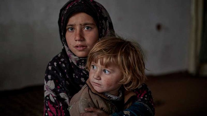 Aseela*, 3 år, och Fauzia*, 9 år, är på flykt i Kabul med sin familj. Deras pappa Mullah är orolig över barnen på vinter. Familjen har fått ett litet kontantstöd från UNHCR som hjälper under årets kallaste månader.
