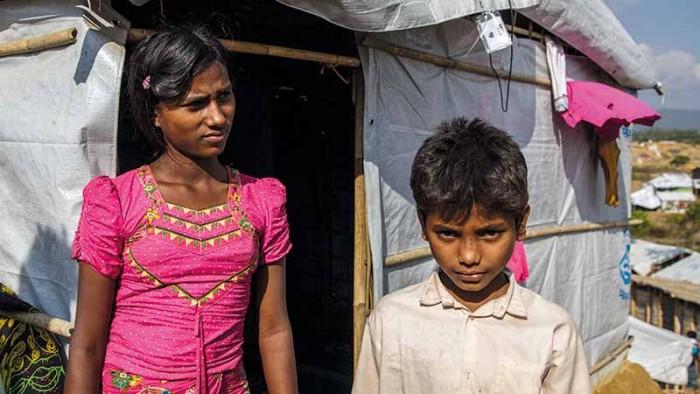 Jainab och hennes lillebror Mahboob är föräldralösa. De bor i världens största flyktingläger Kutupalong i Bangldesh – hem för det förföljda Rohingyafolket.