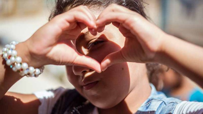 En flicka på flykt undan våldet i Syrien bor i ett flyktingläger i Jordanien