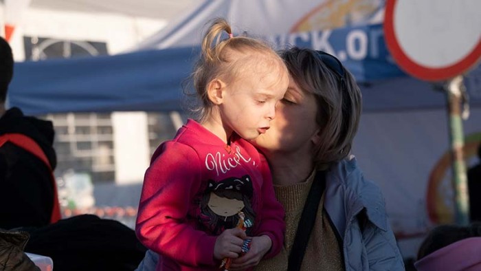 Ivana har tvingats fly med sina barn från kriget i Ukraina till Polen.