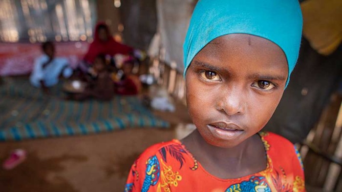 Flickans familj har tvingats fly från osäkerhet och torka på Afrikas horn. Nu bor de i ett flyktingläger.