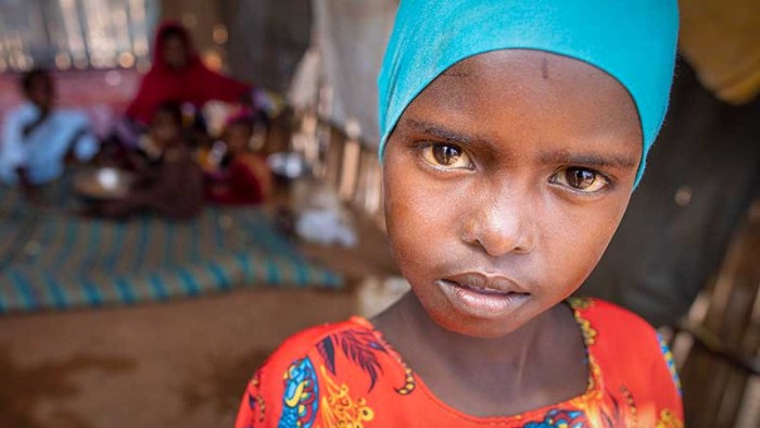 En flicka och hennes familj är på flykt undan konflikter, torka och matbrist på Afrikas horn.