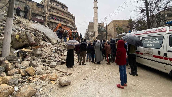 Förödande jordbävningar drabbar människor i södra Turkiet och norra Syrien.