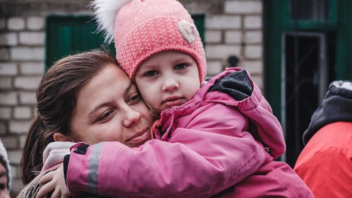 Anzhela är 24 år. Hon håller sin systerdotter Liliya i famnen i väntan på att få kläder och filtar i östra Ukraina. Hjälp Ukraina, ge en gåva idag.
