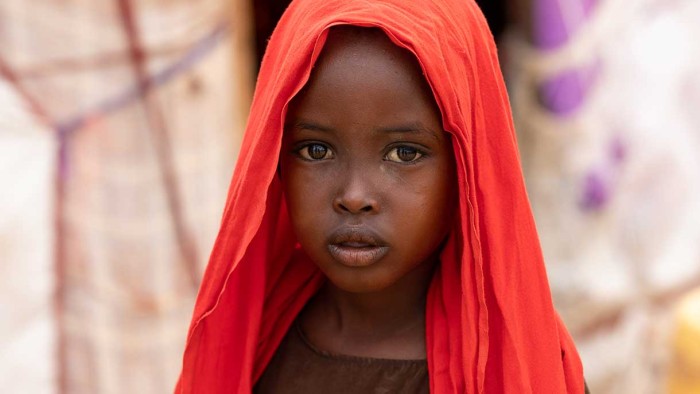 Ett barn är på flykt undan torkan på Afrikas horn.